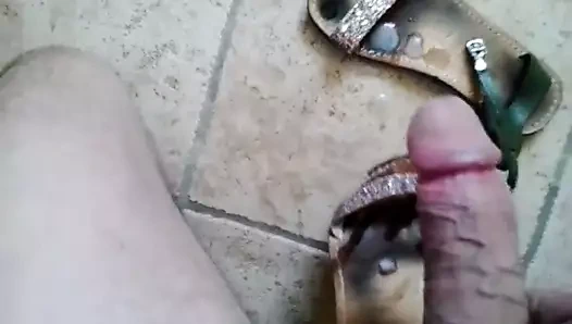 Sborrata nei sandali bassi con brillantini