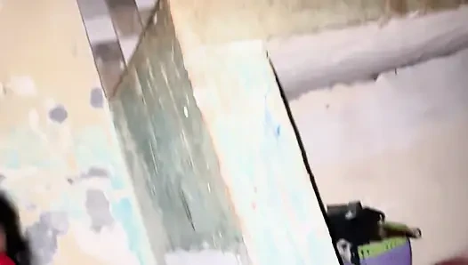 Kırmızı sari giymiş ateşli Hintli karım tam gece vahşi yolculuk için beni baştan çıkardı