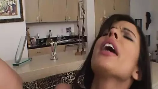 Seksi büyük memeli orta yaşlı seksi kadın iki büyük yarakla üçlü seks yapıyor