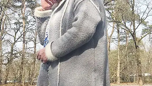 Dışarıda sigaranın tadını çıkarıyor