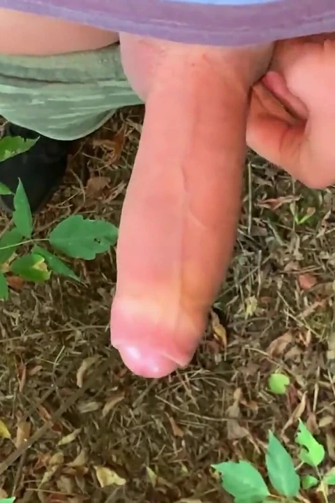 Twink daha hızlı ve yavaş mastürbasyon yapıyor, daha hızlı ve yavaş... Sonra açık havada boşalıyor