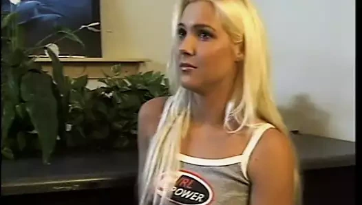 Ateşli götlü sarışın üniversiteli kız ağırlık makinesinde yarak emiyor ve sikiyor