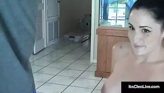 Sıcak web kamerası tatlısı onun cleo'su özensiz ve kaygan bir handjob verir!