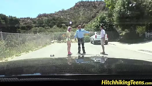 Dik polis rams onun horoz içine pembe saçlı genç bebek aidra