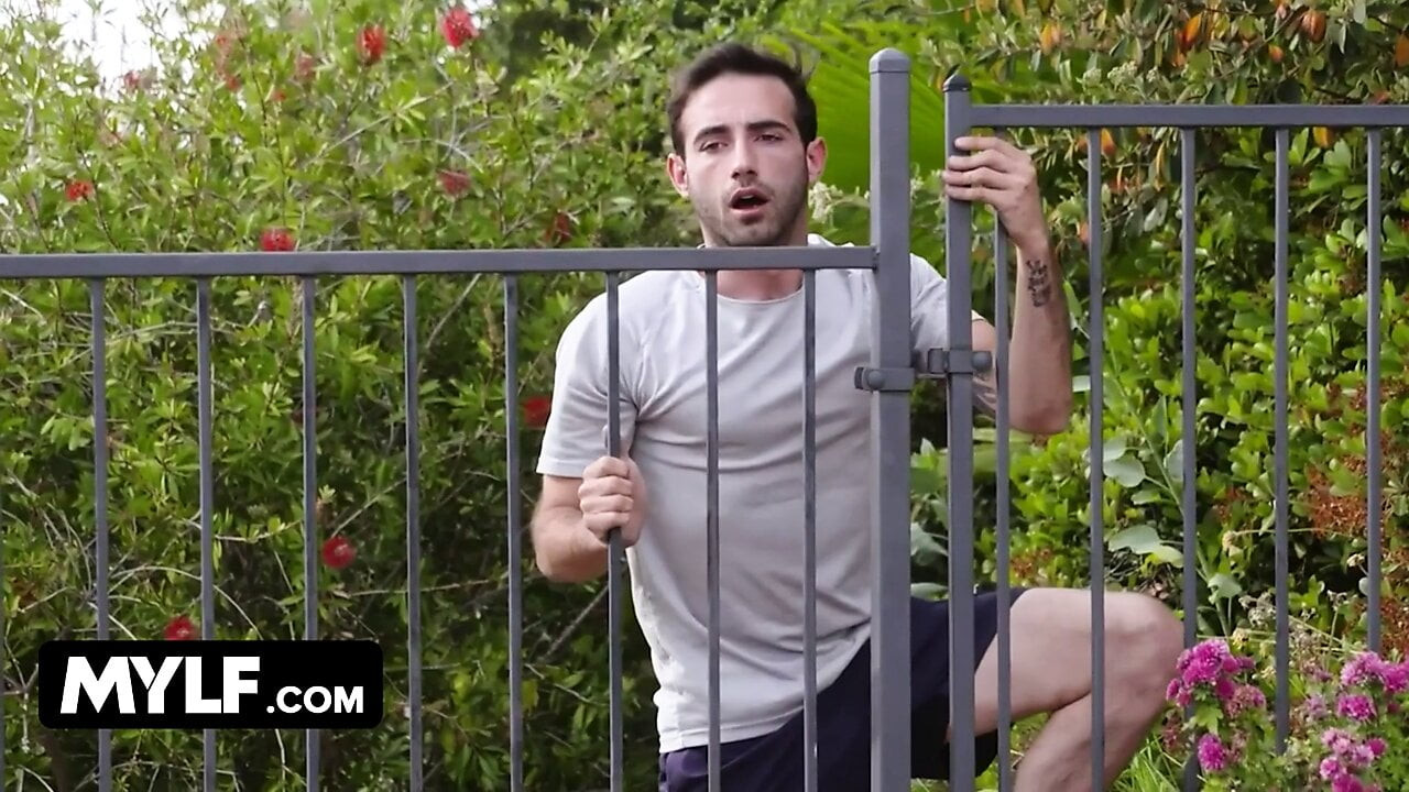 Mylf - şanslı adamlara bir kadını nasıl tatmin edeceklerini öğreten büyük memeli orta yaşlı seksi kadınların ateşli derlemesi