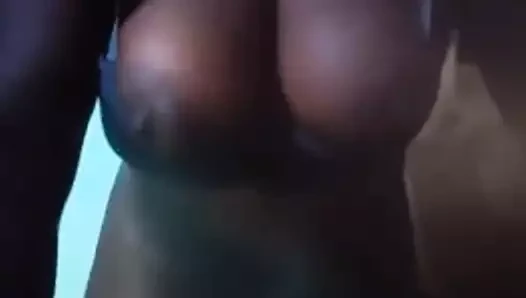 Afrikalı kızlarım vücudunu videoda gösteriyor