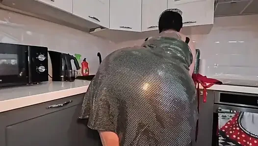 Üvey anne üvey oğluyla kaldı ve ateşli bir sakso ve ateşli sözlerle sert bir sikiş düzenledi