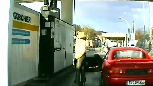 Ateşli Alman sarışın bakış açısıyla yarak emmeden önce deliklerine dildo sokuyor