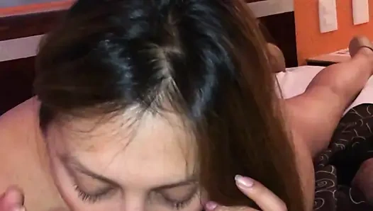 Ateşli orta yaşlı seksi kadın fahişe gibi yarak emiyor