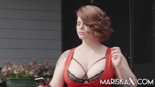 Mariskax busty esmer lucia aşk seduces the havuz oğlan