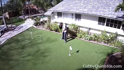 İri göğüslü Gabby Quinteros azgın golf hocası tarafından sikiliyor!