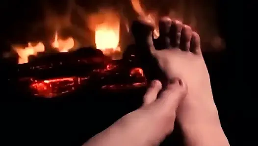 Sana güzel bir ateşli ayakla mastürbasyon yapmak için ayaklarımı ısıtıyor