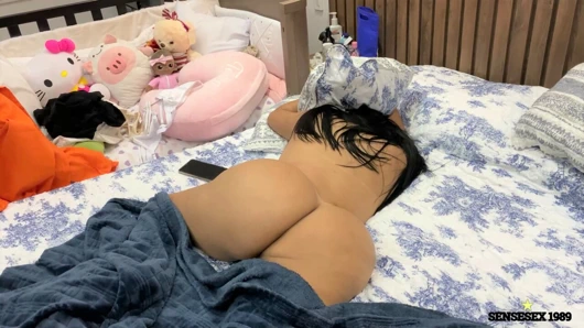 Üvey kız kardeş ailesi uzaktayken bacaklarını aç