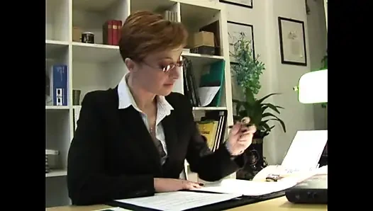 Dövmeli orta yaşlı seksi kadın anal sikişiyor