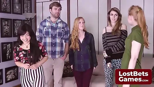 Yeni kızlar vahşi striptiz rock kağıt makas oyununa katılıyor