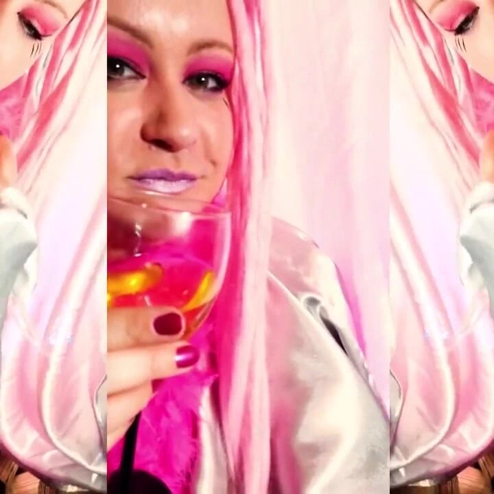 Tanrıça Lana baştan çıkarıcı pürüzsüz ipek ile Bruci'ye hükmediyor