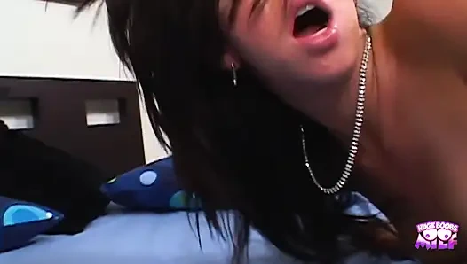 Seksi bir esmer eski sevgilisine geri dönmek için Julian Andretti'ye terk edildi ve sikişiyor