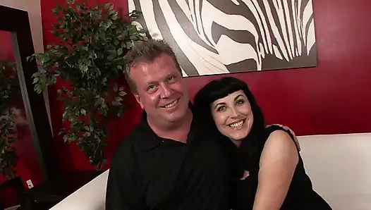 Çarpıcı orta yaşlı seksi kadın harika bir sakso çekiyor!