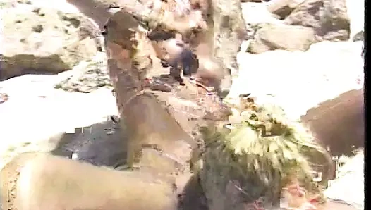 Seksi bronzlaşmış sarışın duo sikme üzerinde the plaj ile bir strapon