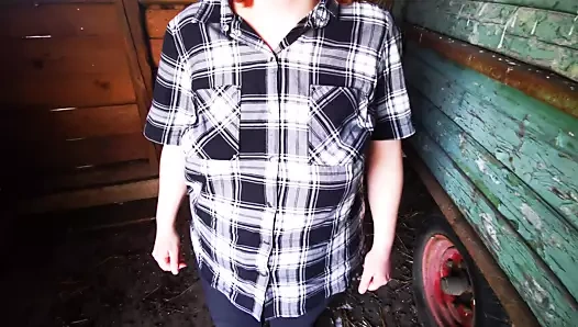 Bluzunu aç ve göğüslerini kırmızı tokatla