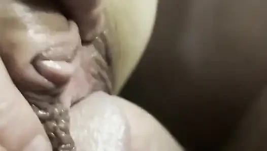 Seksi genç anne mola odasında sikiliyor