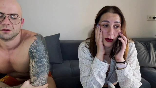 Шаловливая жена трахает соседа, пока ее муж будет на работе и опаздывает