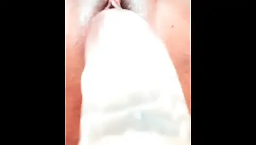 Minyon Asyalı güzel kadın büyük bir dildoyla kontrolü eline alıyor
