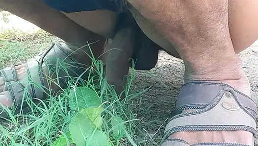 İşeyen siyah yarak açık havada Hintli adam sikişiyor