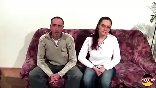 Esmer orta yaşlı seksi kadın amatör porno filme alıyor