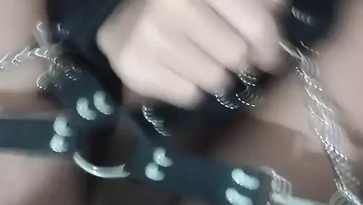 Ailemden faydalanıyorum ve üvey kız kardeşimi bağlıyken sikiyorum