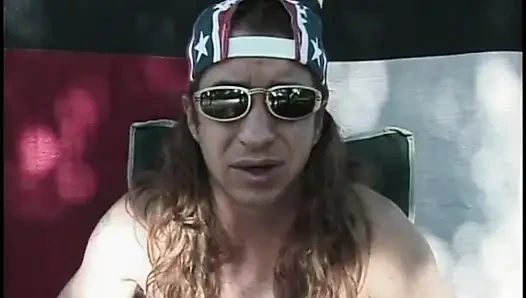 Adam yarağını ve göt deliğini sürtük tarafından yalatıyor