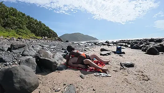 Rüzgarla öpülmüş bir kıyıda fısıltılar zenci Kuğu beyaz yarağa biniyor... SABİT