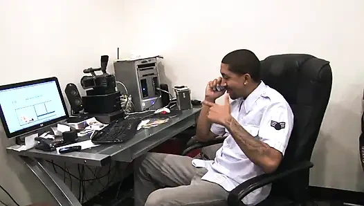 Cece Stone büyük bir siyah yarakla götünü sikiyor