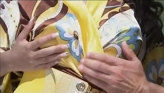 Seksi Tia Carrera memnun etmek için büyük göğüslerini elden çıkarıyor