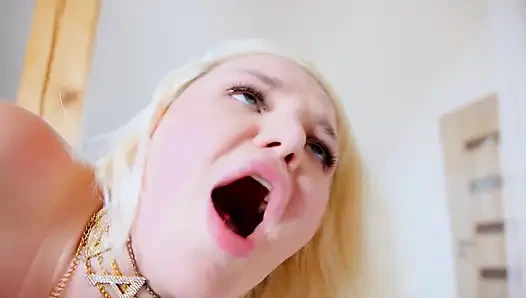 Sarışın sürtük sette sert anal sikişiyor