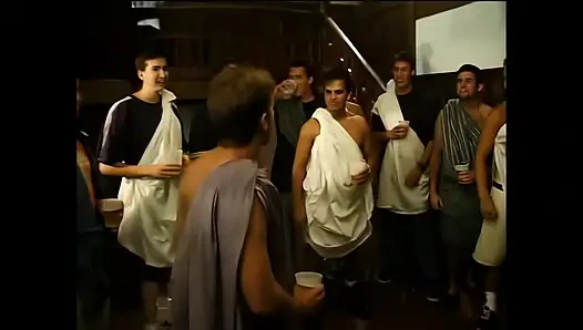 Genç bir güzellik horozlarla çevrili