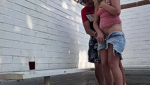 Fotoğraf çekimi için terk edilmiş bir spor binasını keşfediyor ve azdı