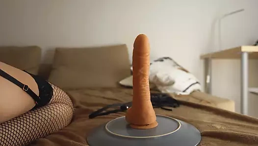 Seksi ayakları gösterirken mastürbasyon yapıyor