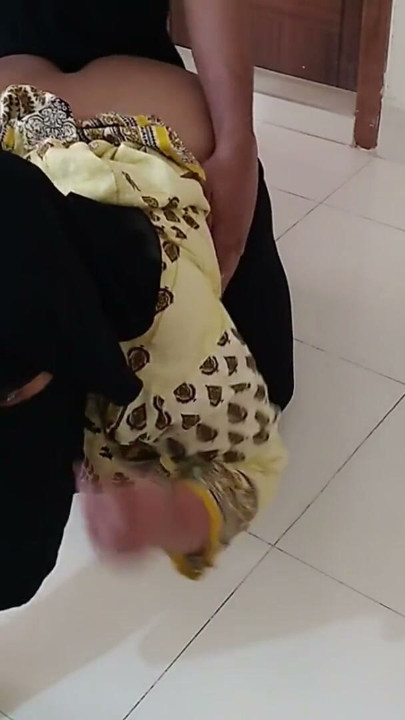 Hintli desi büyük götlü seksi üvey anne temizlik odasında masanın altında sıkışıyor. Sonra üvey oğul onu götten sikiyor ve boşalıyor | Klip 2