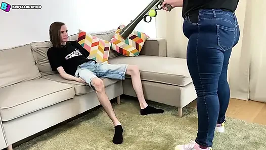 Testis patlaması! Kasık kısmı bizden çok nefret ediyor haha! - Dave Moon - Jennifer - Bbusting (top kırma)
