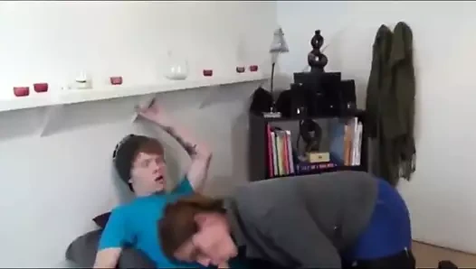 Seksi milf yakalandı ona oda arkadaşı adam mastürbasyon kapalı ve yardımcı olur onu