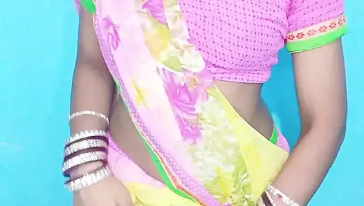 Seksi evli kadın evde tek başına göğüslerini gösteriyor ve mastürbasyon yapıyor