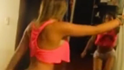 Ateşli latin kız dans yapıyor