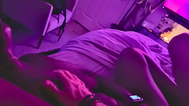 İri göğüslü zenci üvey anne beyaz üvey oğlunun amını yalamasına izin veriyor.