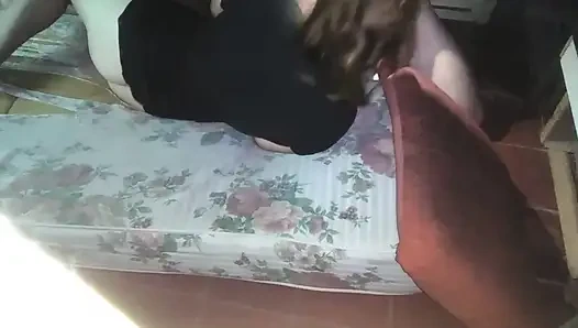Grabo a mi novia con mi teléfono celular mientras ella me chupa y follamos como misionero