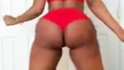 kırmızılı kadın