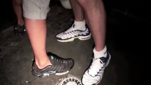 Umumi tuvalette düz aşağılama