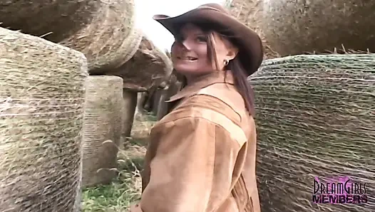 Cwogirl çiftliğin ortasında soyunuyor