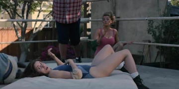 Alison brie. betty gilpin - parıltı s1e07 00