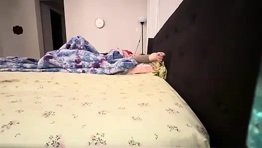 Nefis Jimmy şipşepsiz seks yapmak için sürtük Kitty'yi uyandırıyor